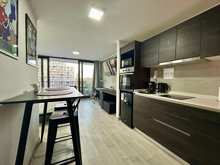 Estudio con terraza privada cama king y escritorio en Santia