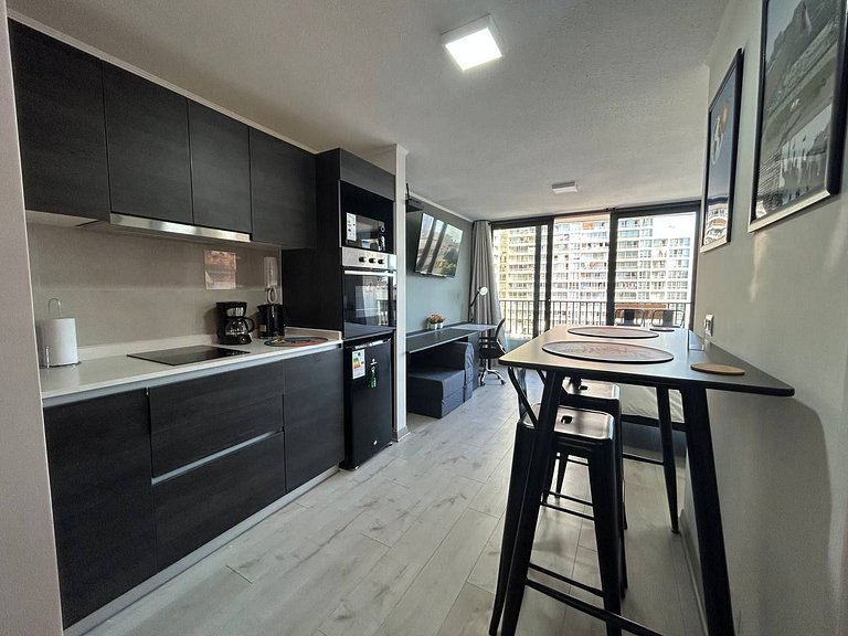 Estudio con terraza privada cama king y escritorio en Santia