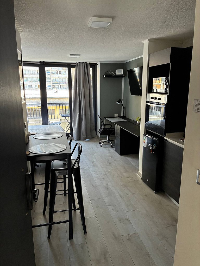 Estudio con terraza privada cama king y escritorio en Santia