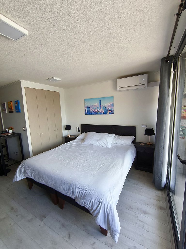 Estudio con terraza privada cama king y escritorio en Santia