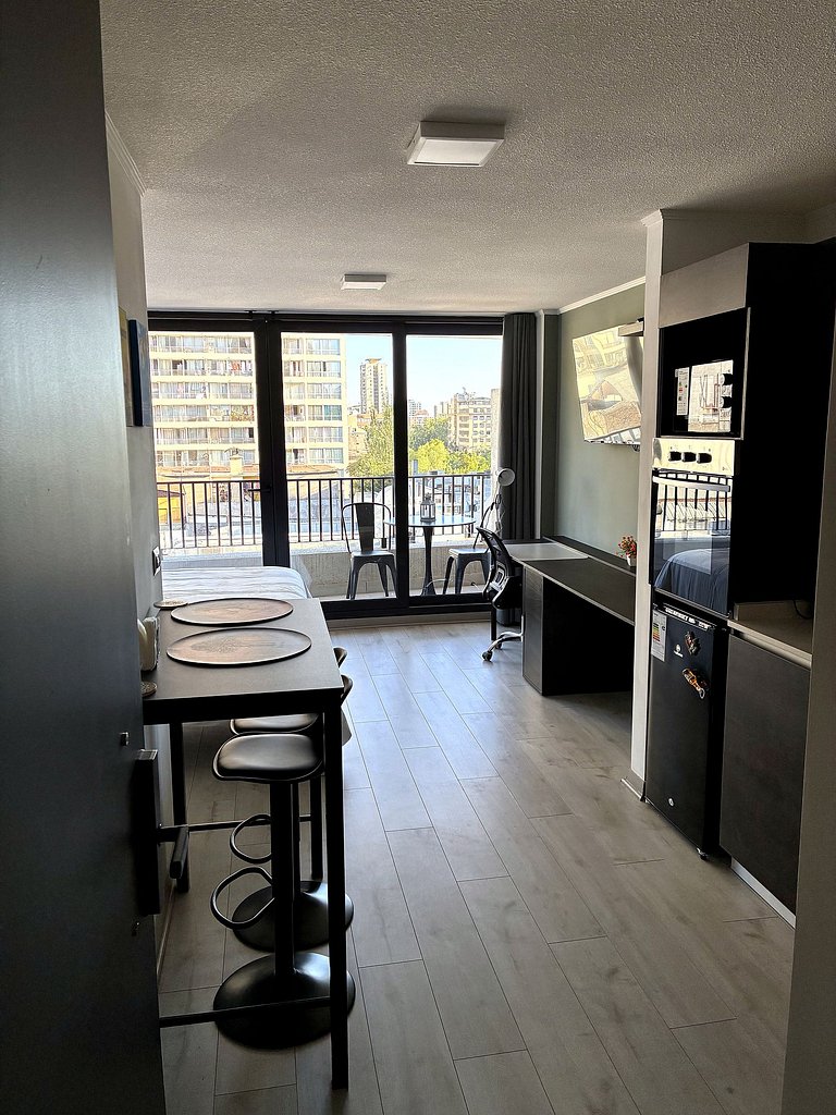 Estudio con terraza privada cama king y escritorio en Santia