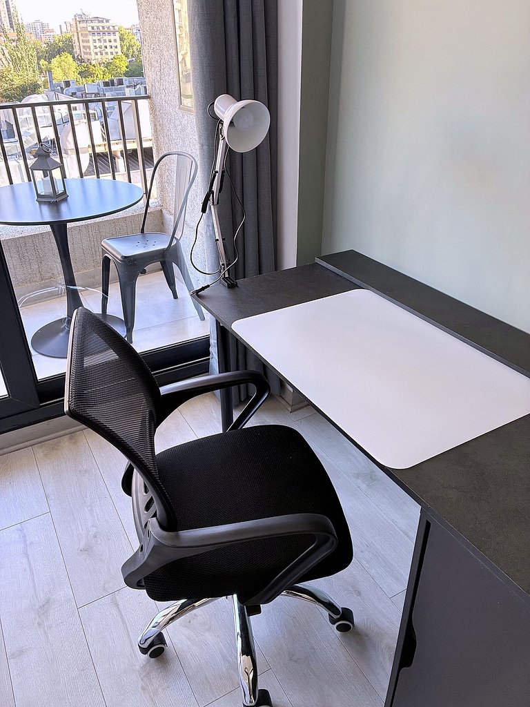 Estudio con terraza privada cama king y escritorio en Santia