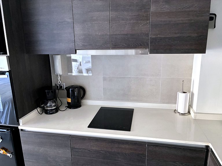 Estudio con terraza privada cama king y escritorio en Santia