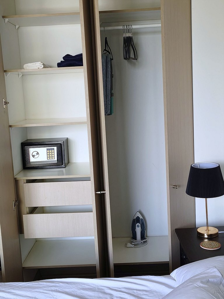 Estudio con terraza privada cama king y escritorio en Santia
