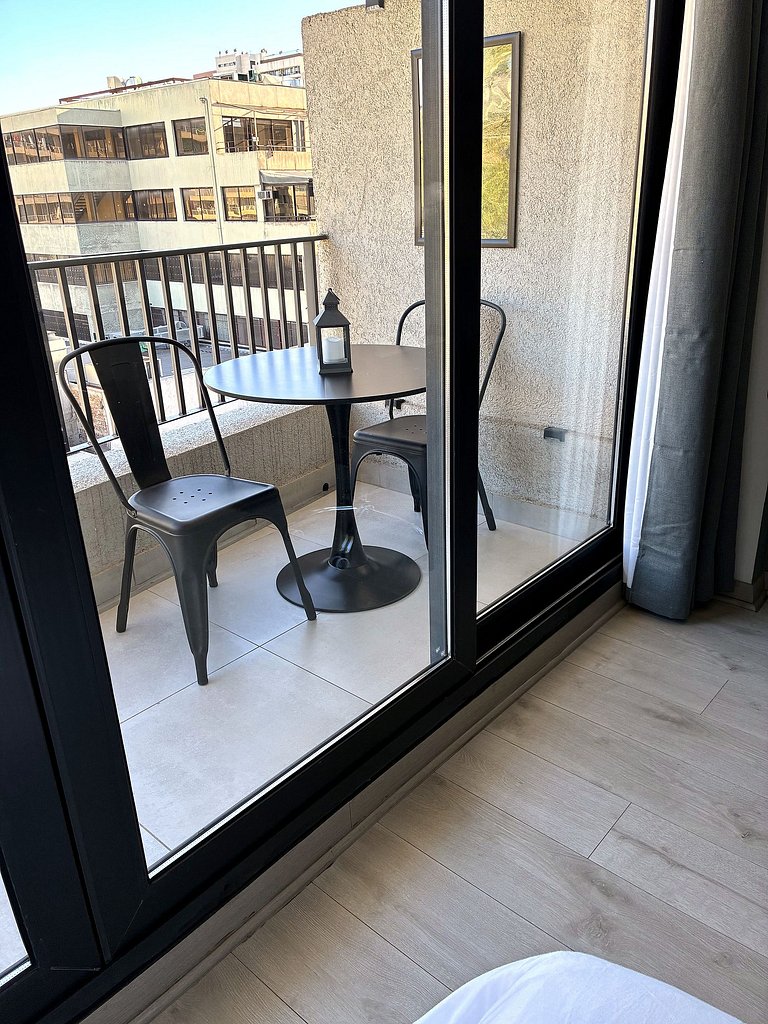Estudio con terraza privada cama king y escritorio en Santia