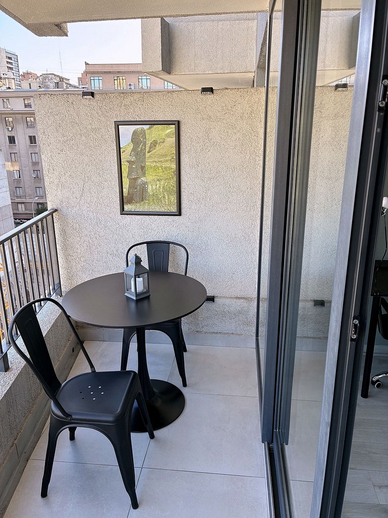 Estudio con terraza privada cama king y escritorio en Santia