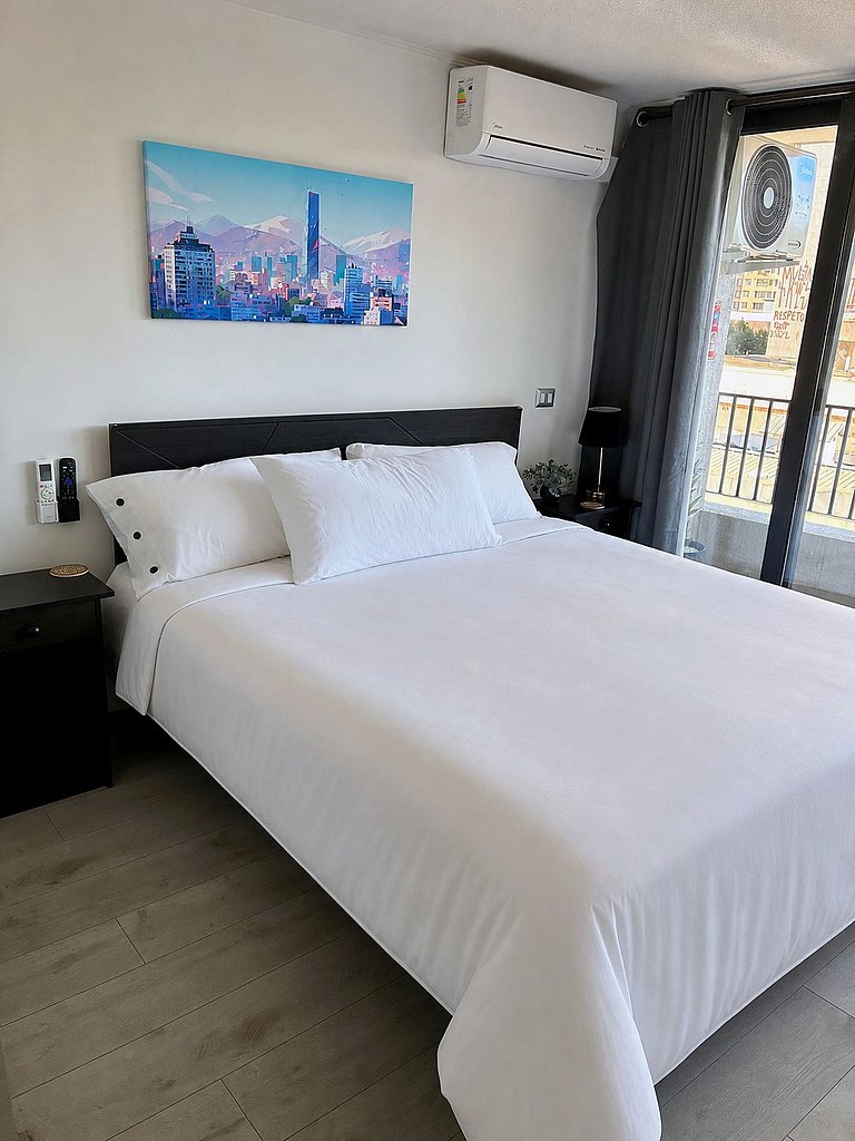 Estudio con terraza privada cama king y escritorio en Santia