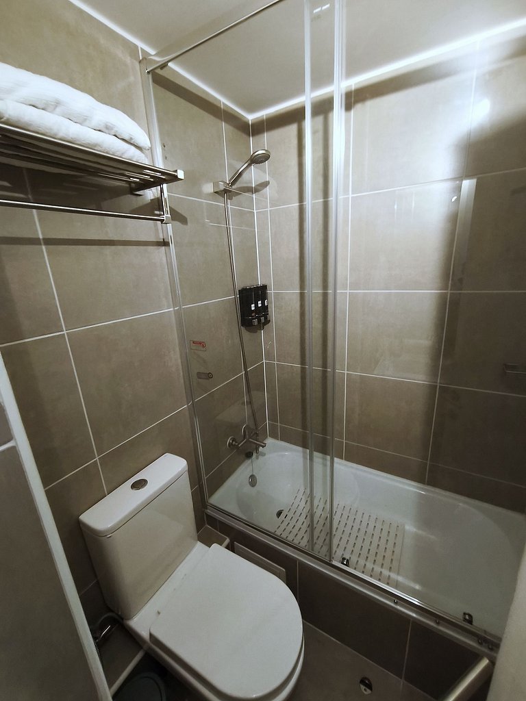 Estudio con terraza privada cama king y escritorio en Santia