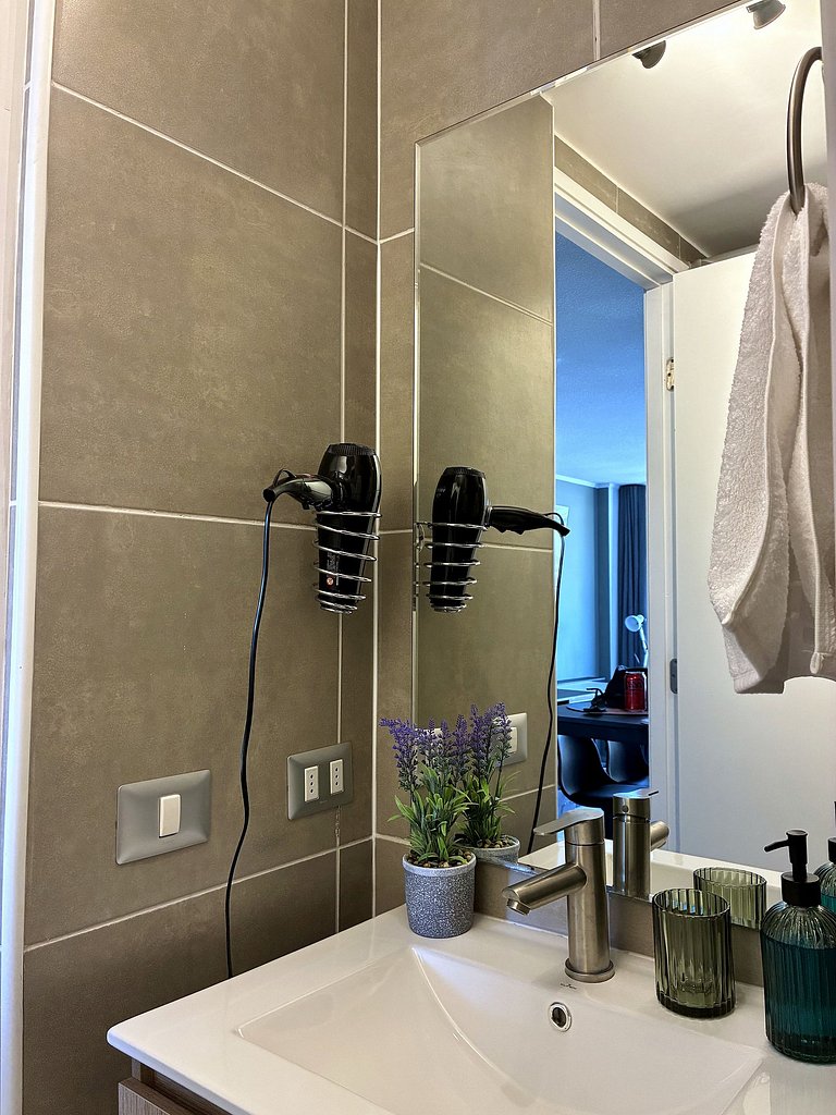Estudio con terraza privada cama king y escritorio en Santia