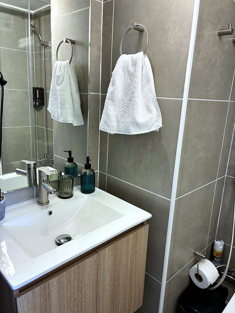 Estudio con terraza privada cama king y escritorio en Santia