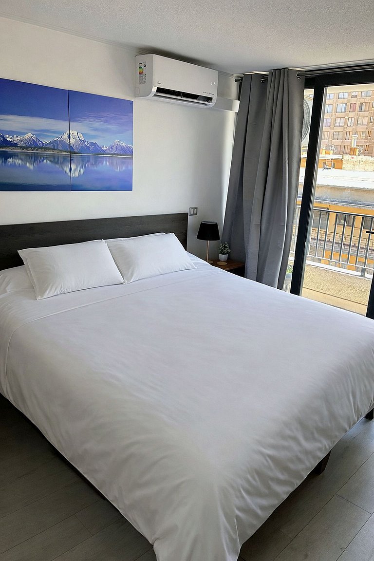 Estudio con terraza privada cama king y escritorio en Santia