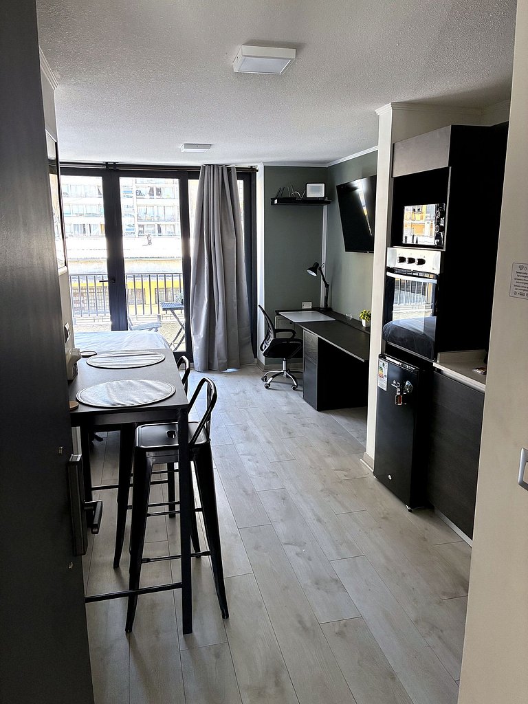 Estudio con terraza privada cama king y escritorio en Santia