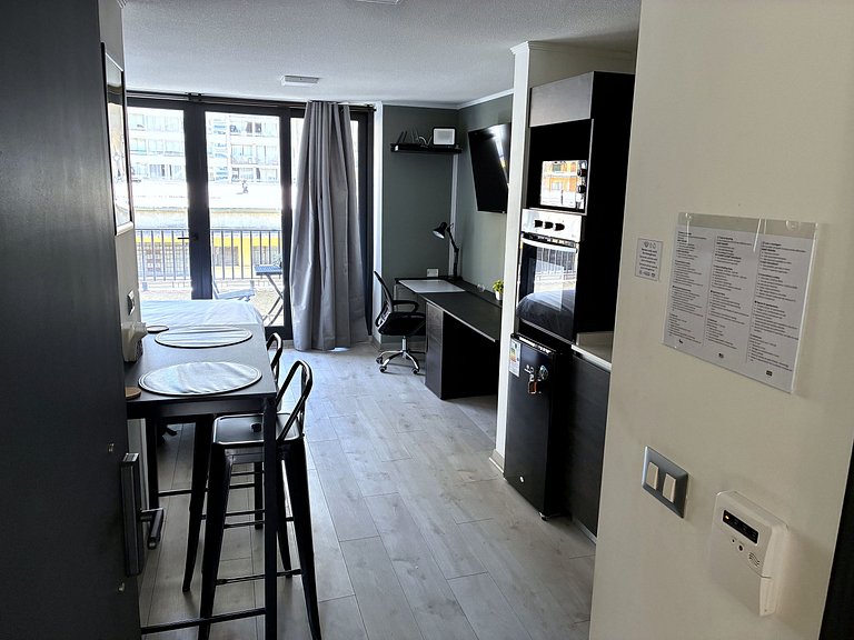 Estudio con terraza privada cama king y escritorio en Santia