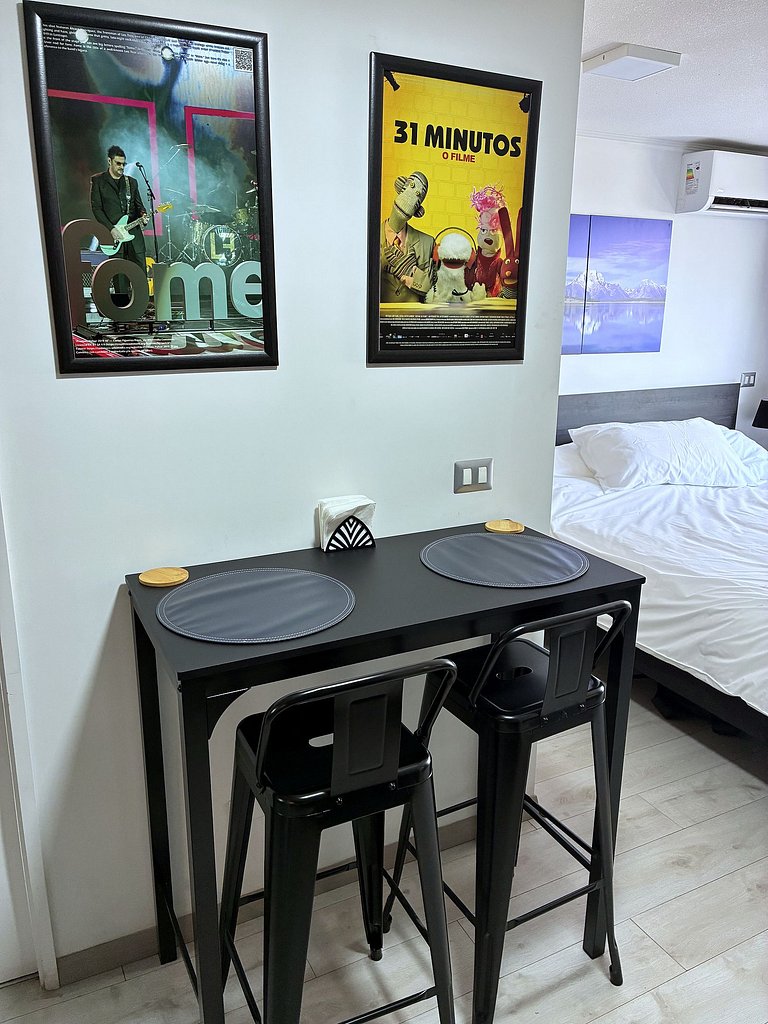 Estudio con terraza privada cama king y escritorio en Santia