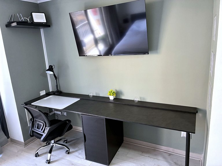 Estudio con terraza privada cama king y escritorio en Santia