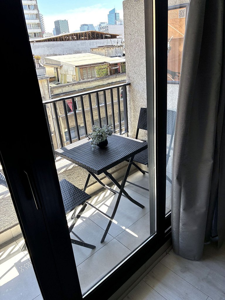 Estudio con terraza privada cama king y escritorio en Santia