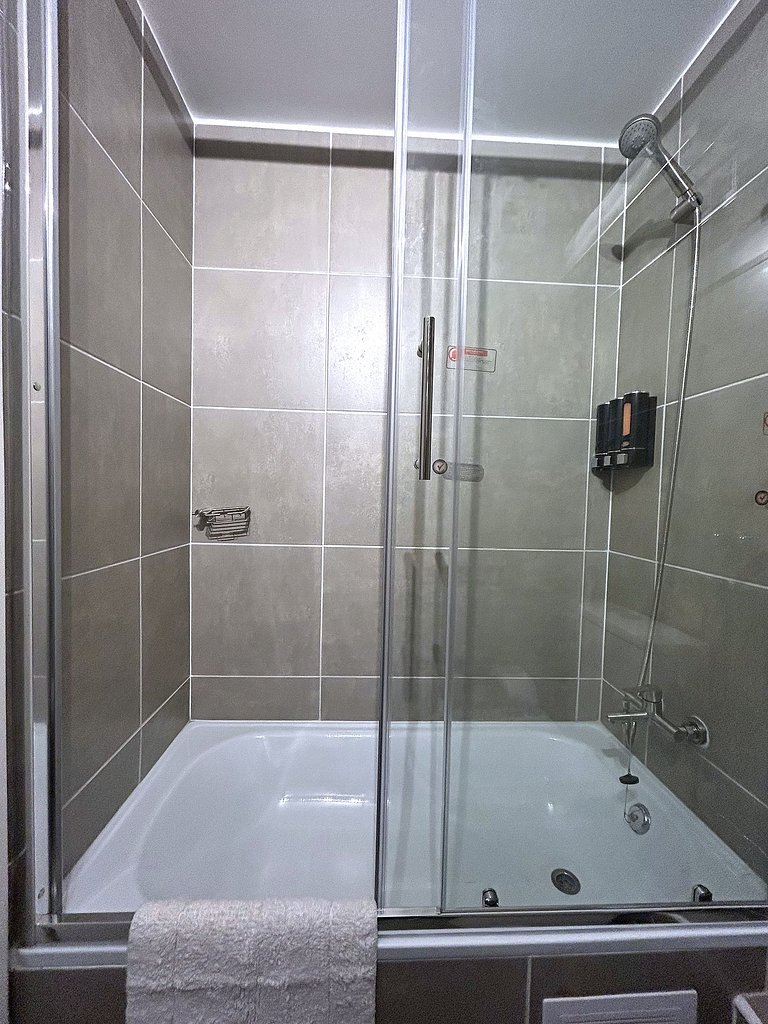 Estudio con terraza privada cama king y escritorio en Santia