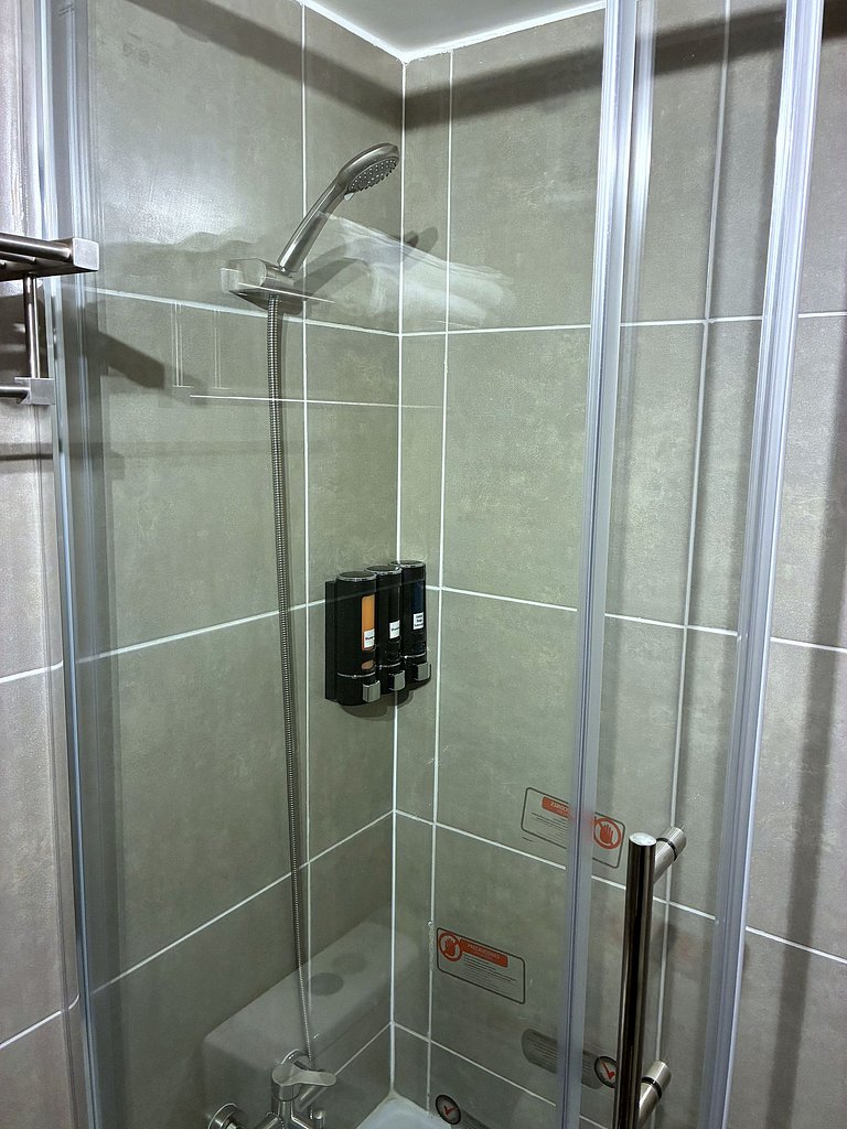 Estudio con terraza privada cama king y escritorio en Santia