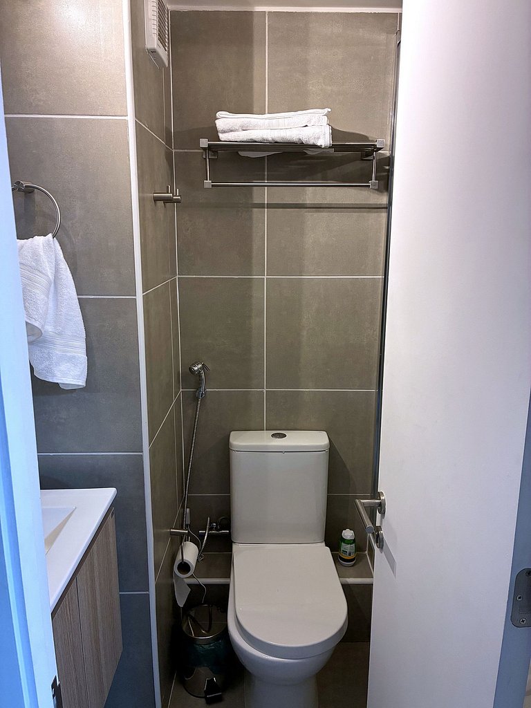 Estudio con terraza privada cama king y escritorio en Santia