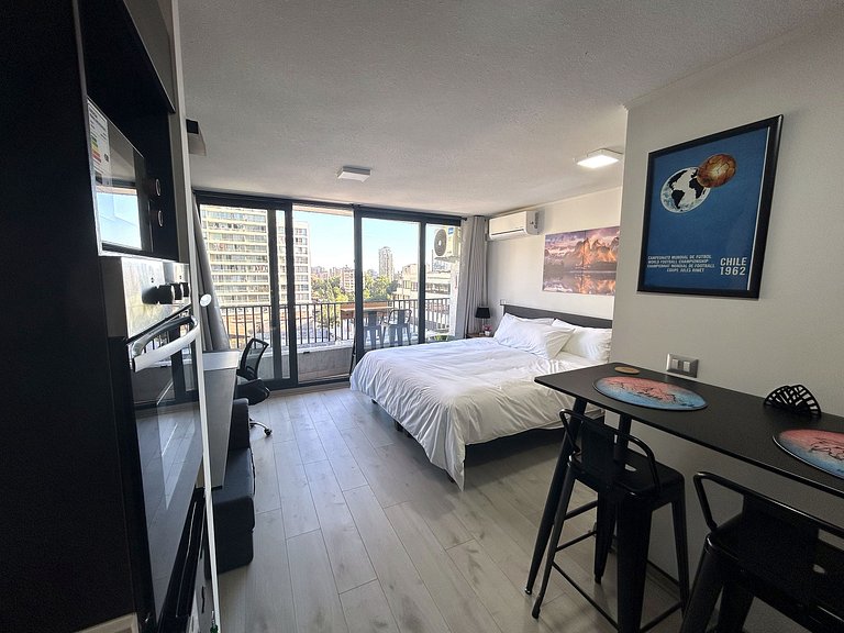 Estudio con terraza privada cama king y escritorio en Santia