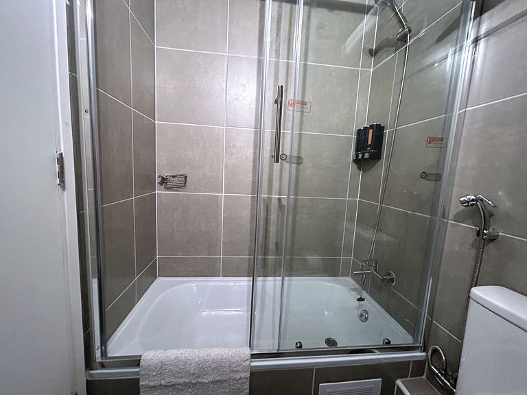 Estudio con terraza privada cama king y escritorio en Santia