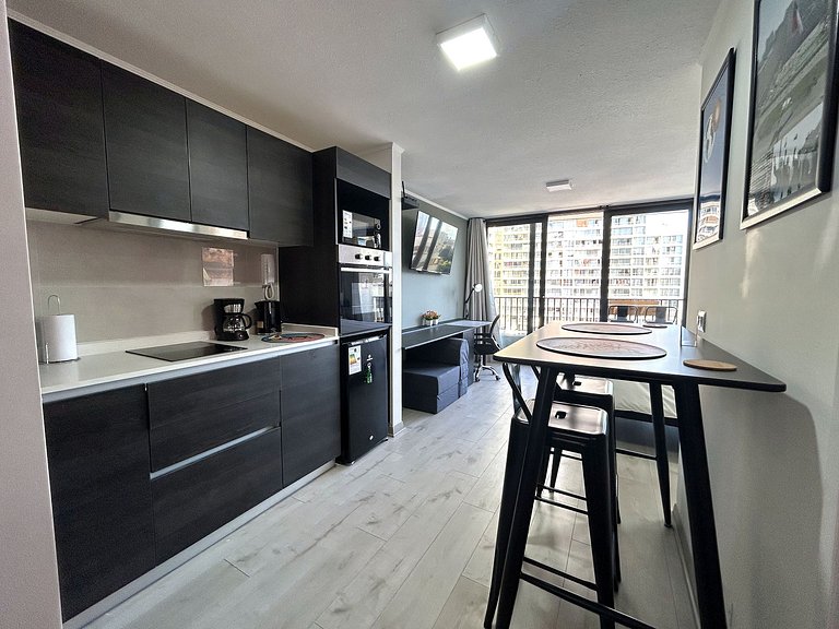 Estudio con terraza privada cama king y escritorio en Santia