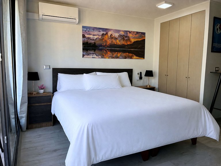 Estudio con terraza privada cama king y escritorio en Santia