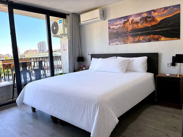 Estudio con terraza privada cama king y escritorio en Santia