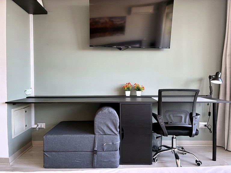 Estudio con terraza privada cama king y escritorio en Santia