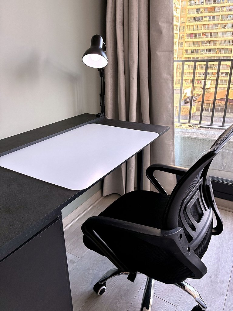 Estudio con terraza privada cama king y escritorio en Santia