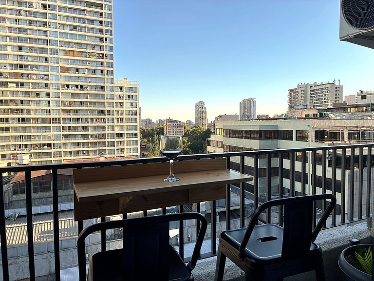 Estudio con terraza privada cama king y escritorio en Santia