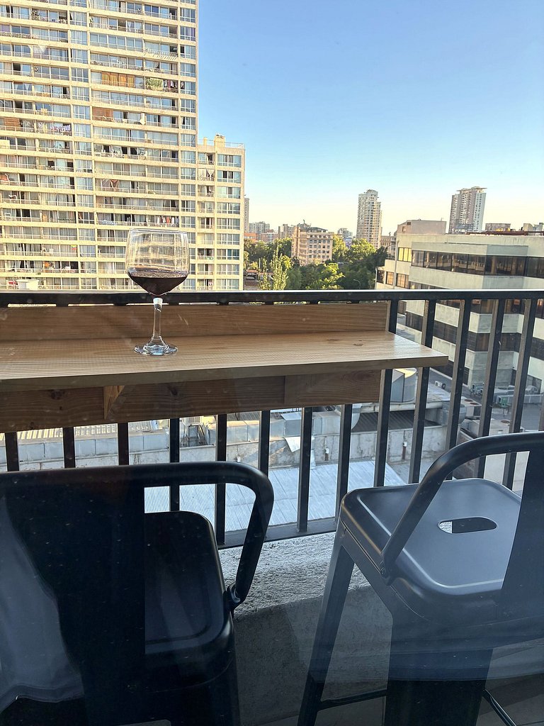 Estudio con terraza privada cama king y escritorio en Santia