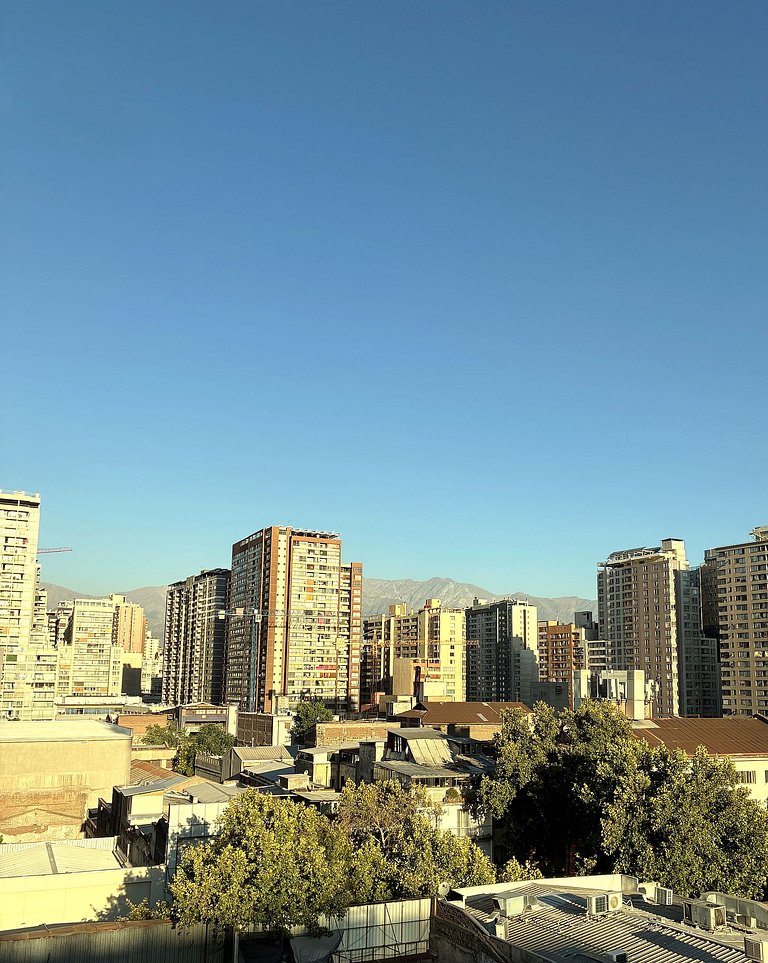 Estudio con terraza privada cama king y escritorio en Santia