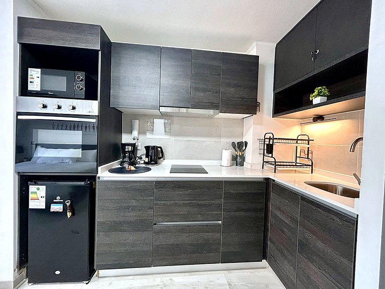 Estudio con terraza privada cama king y escritorio en Santia