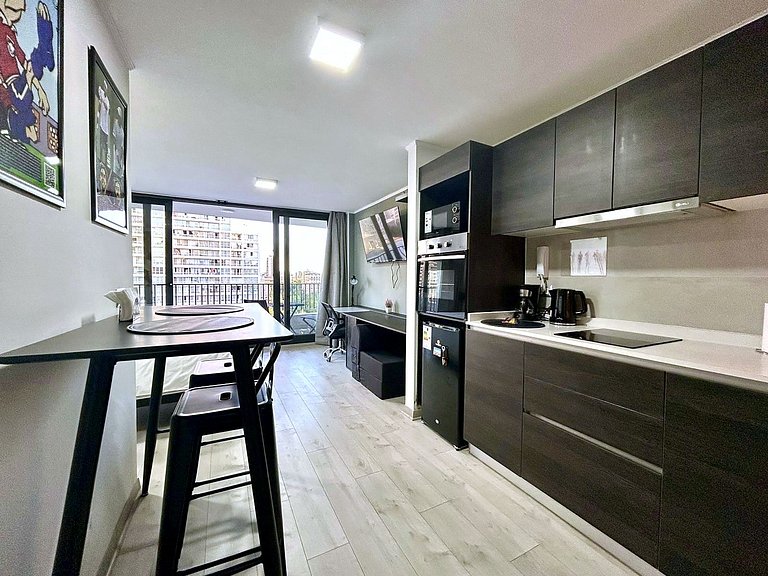 Estudio con terraza privada cama king y escritorio en Santia