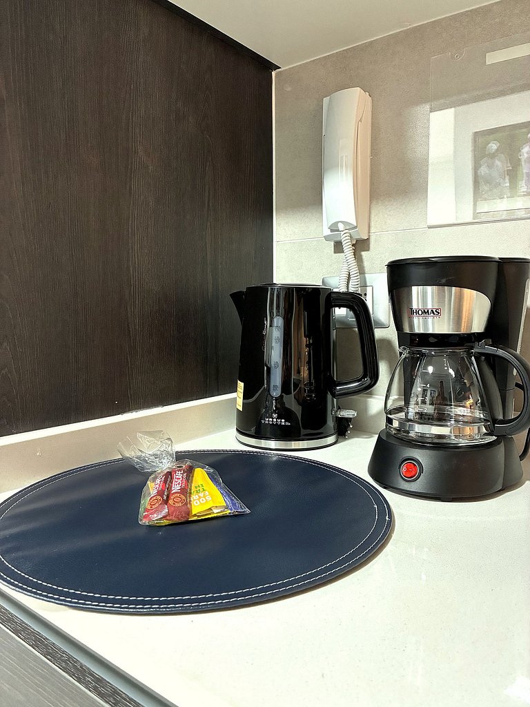 Estudio con terraza privada cama king y escritorio en Santia