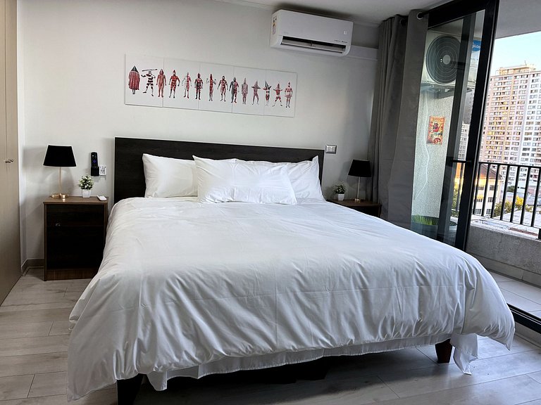 Estudio con terraza privada cama king y escritorio en Santia