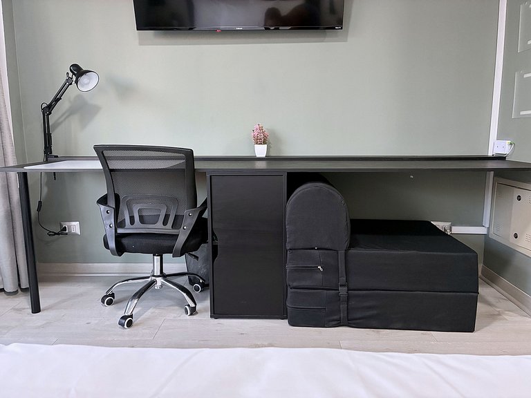 Estudio con terraza privada cama king y escritorio en Santia