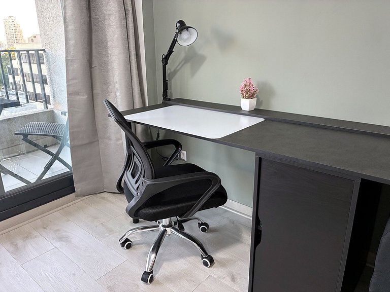 Estudio con terraza privada cama king y escritorio en Santia