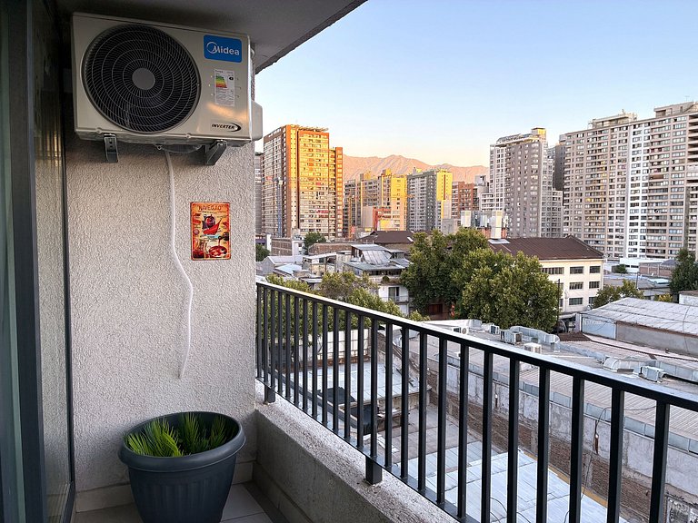 Estudio con terraza privada cama king y escritorio en Santia