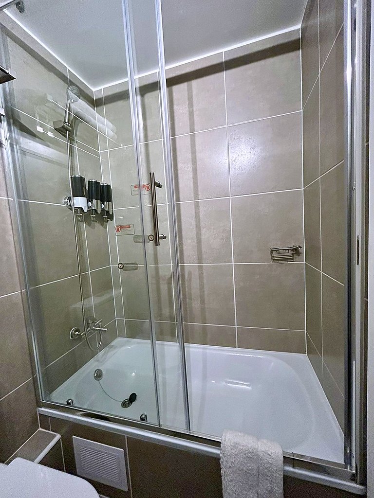 Estudio con terraza privada cama king y escritorio en Santia